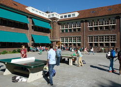 Normal_middelbare_school__schoolplein__brugklas