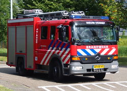 Brandende container bij basisschool in Roden