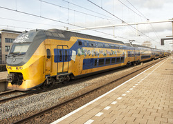 Normal_trein__openbaar_vervoer__ns__ov_kaart