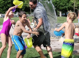 Normal_kinderen__spelen__watergevecht