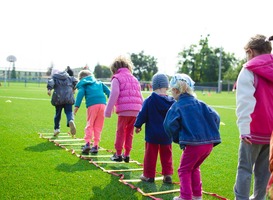 Normal_kinderen_sporten_bewegen_buiten_spelen